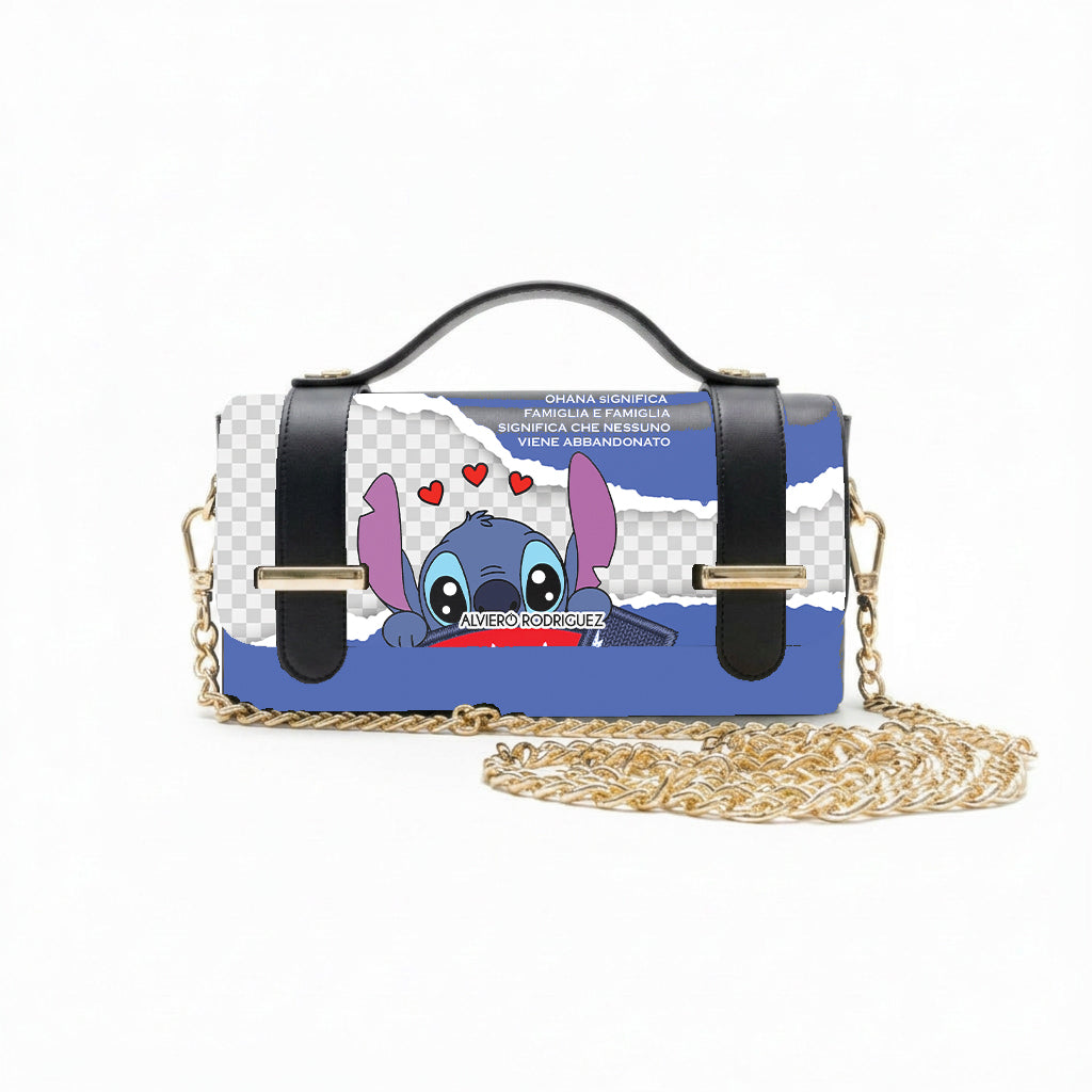 Borsa Alviero Rodriguez Chery Ohana con un personaggio con cuori rossi su fondo blu e bianco