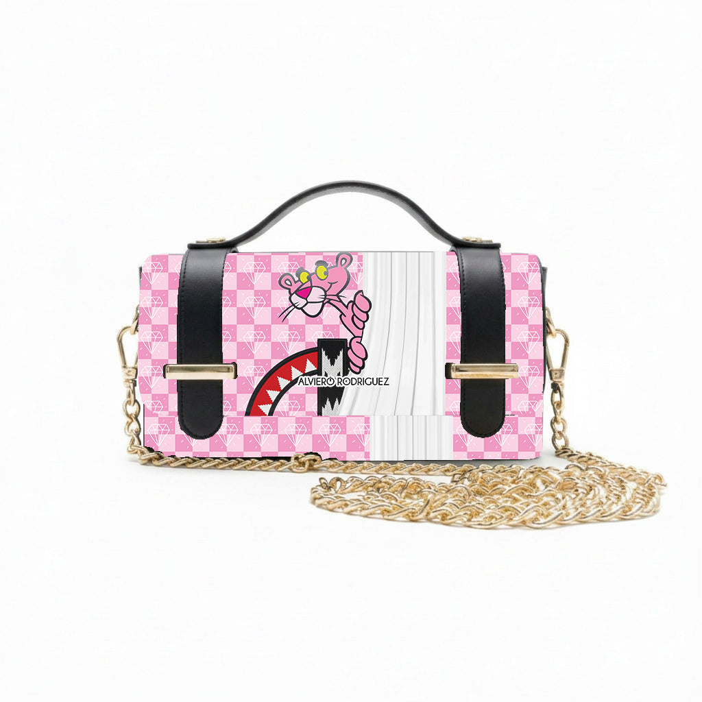 Borsa Alviero Rodriguez Chery Tenda Rosa con una figura rosa dietro una tenda su fondo a scacchi rosa