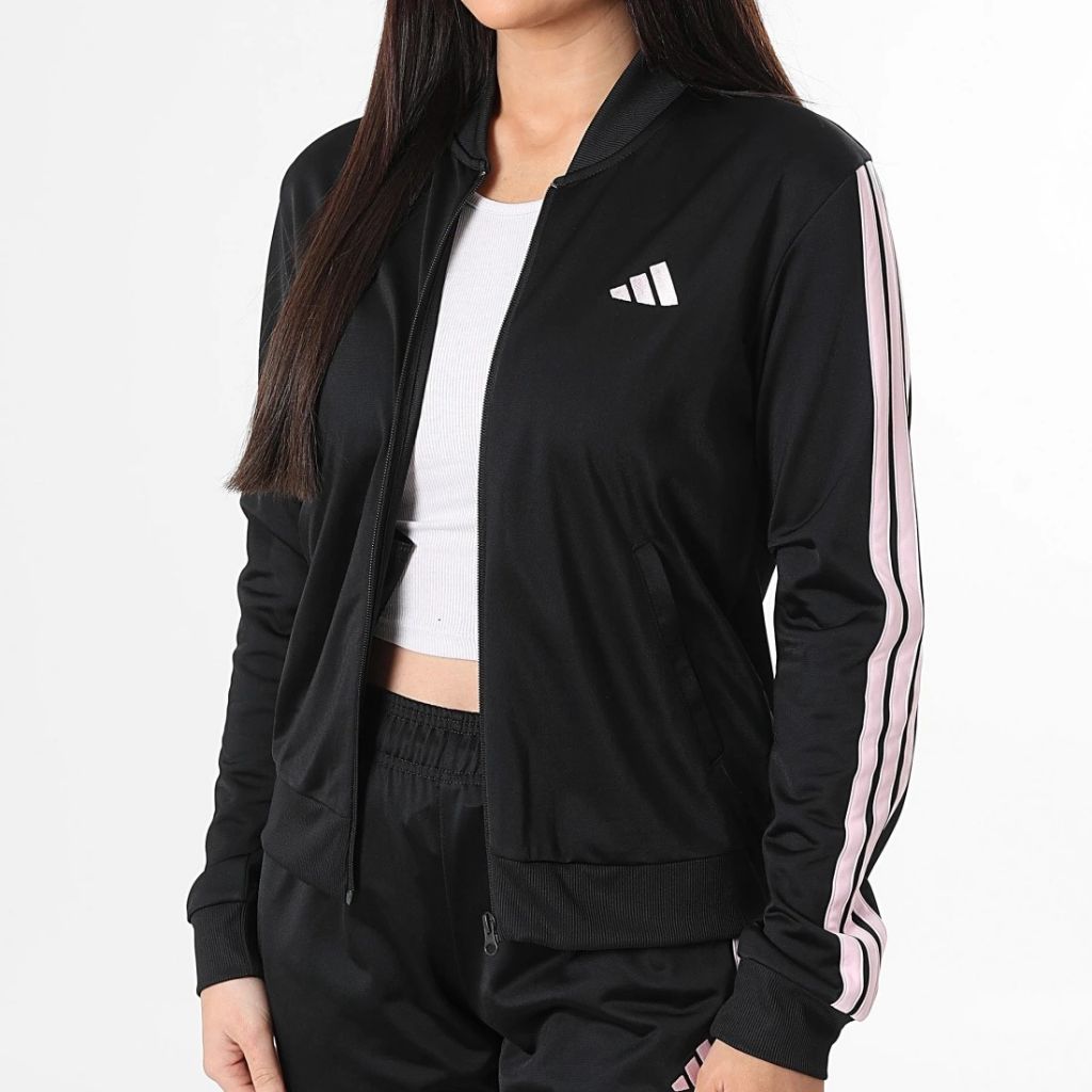 Tuta Adidas nera, giacca bomber e pantaloni con bande rosa