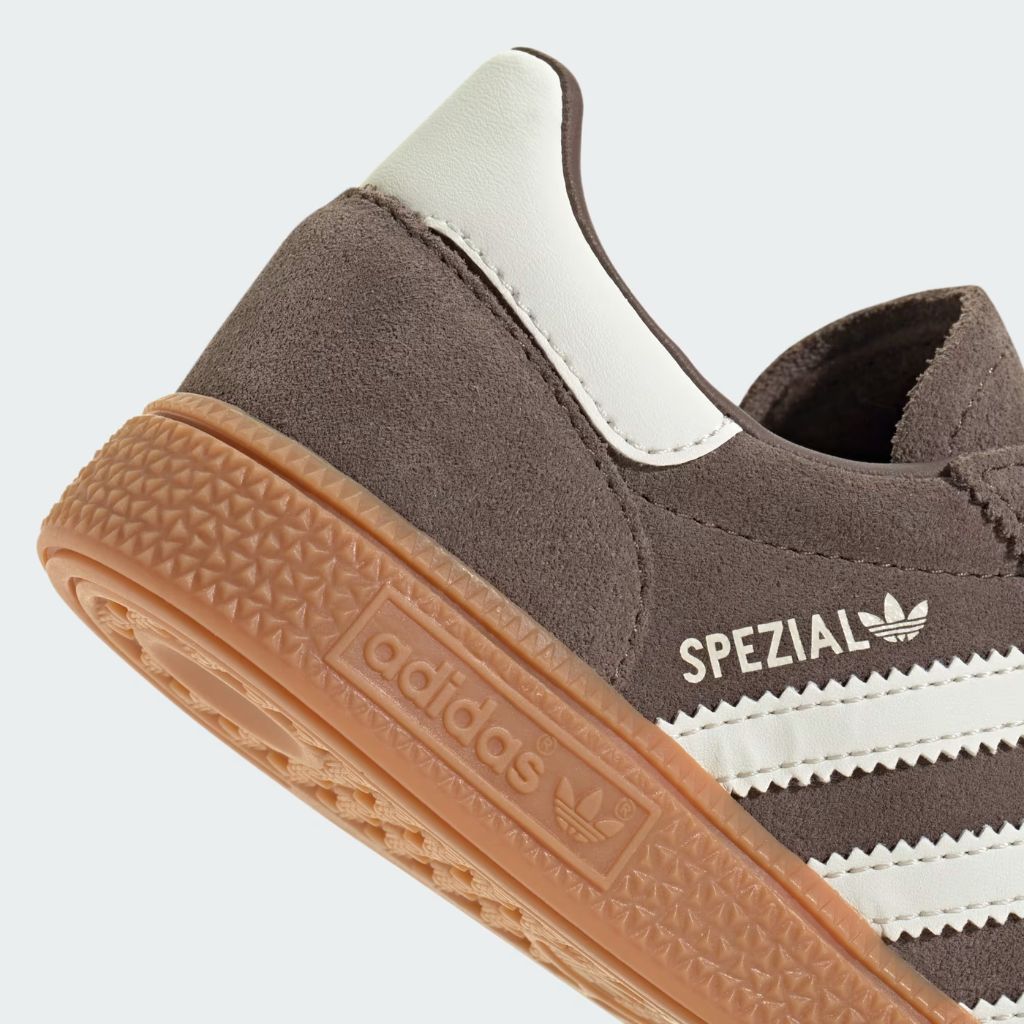 Sneaker adidas Handball Spezial grigio-marrone con suola gum