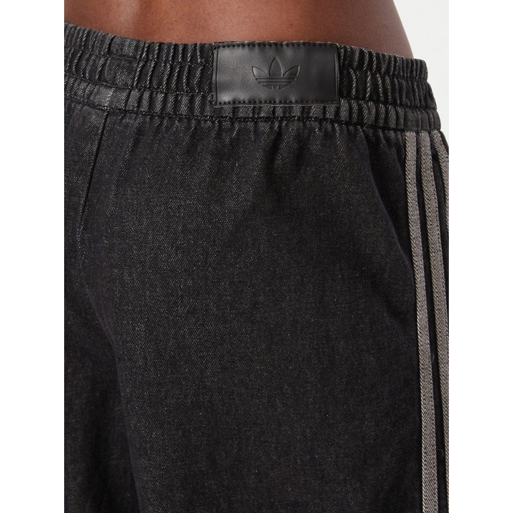 Pantalone cargo adidas in denim nero con cerniera trasformabile