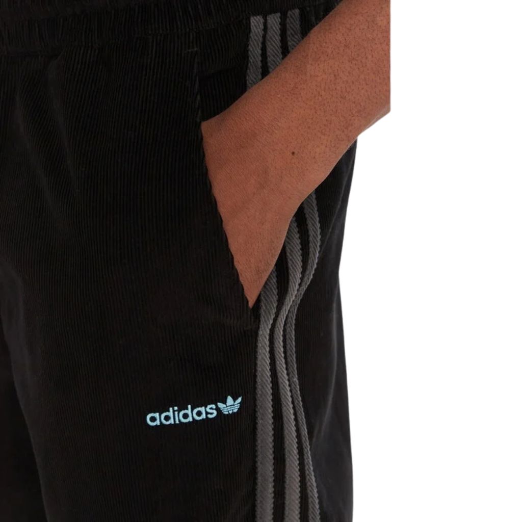 Pantaloni Adidas neri in velluto a coste con bande grigie laterali