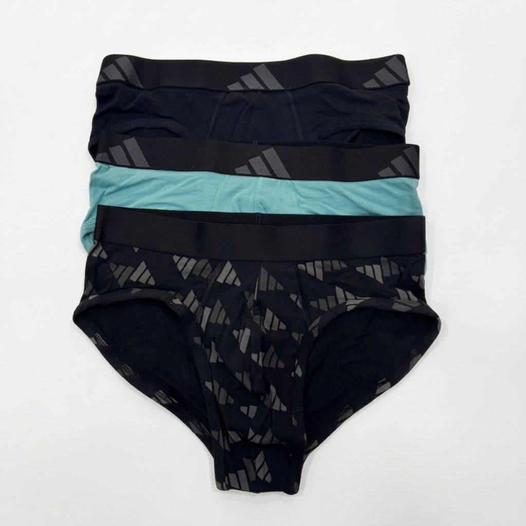 Slip uomo Adidas confezione da 3, nei colori nero tinta unita, verde acqua e nero con stampa allover grafica, girovita elasticizzato con logo 3 strisce.