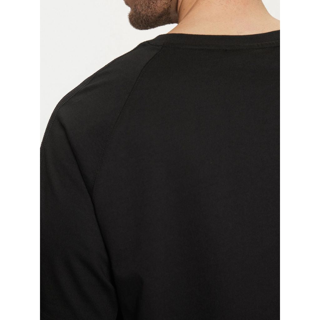 T-shirt adidas da uomo nera con logo tono su tono