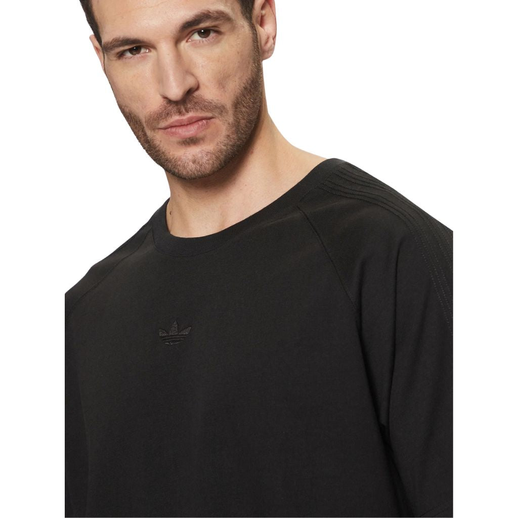 T-shirt adidas da uomo nera con logo tono su tono