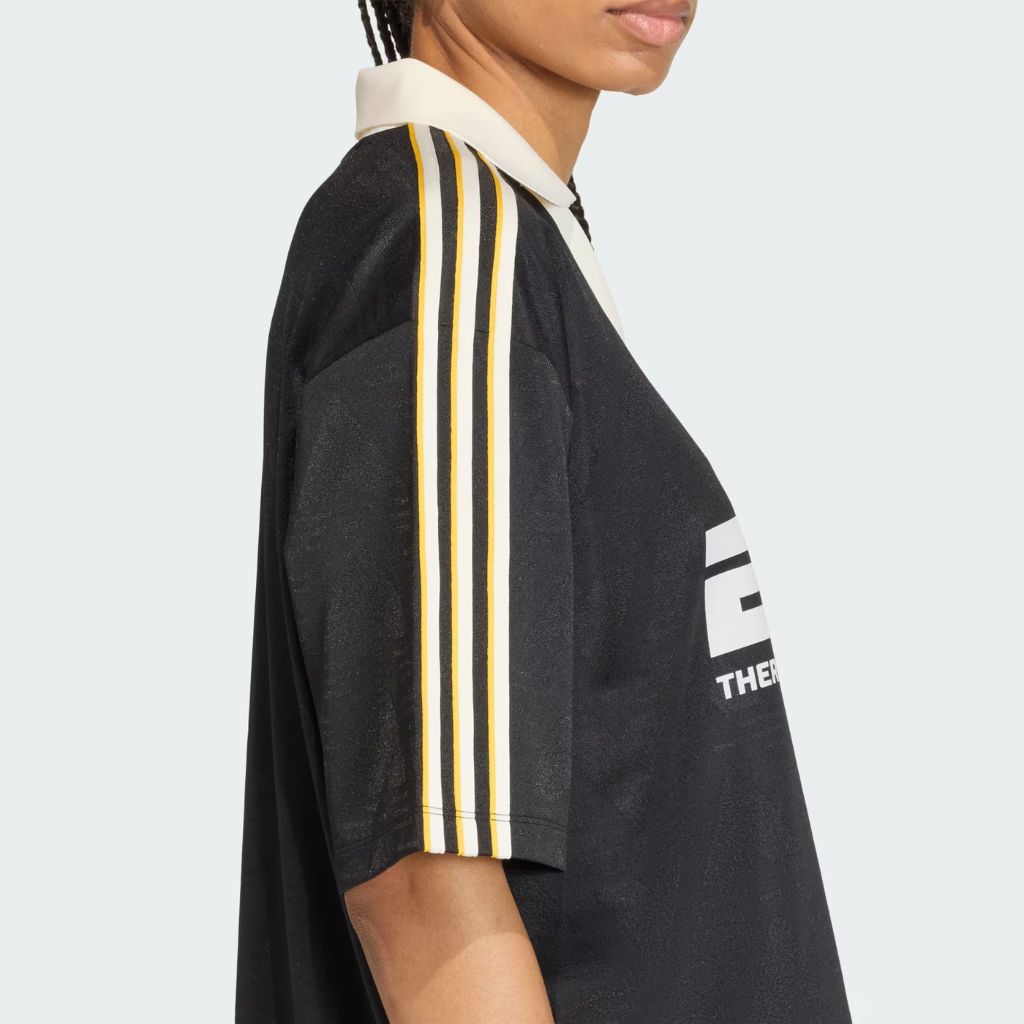 T-shirt Adidas nera con logo ESPN e colletto bianco.