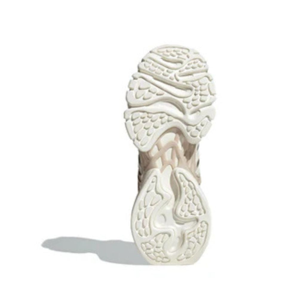 Sneaker Adidas XLG Runner Deluxe IH7799 in beige e bianco con suola chunky oversize, tomaia multimateriale e silhouette ispirata al running degli anni 2000