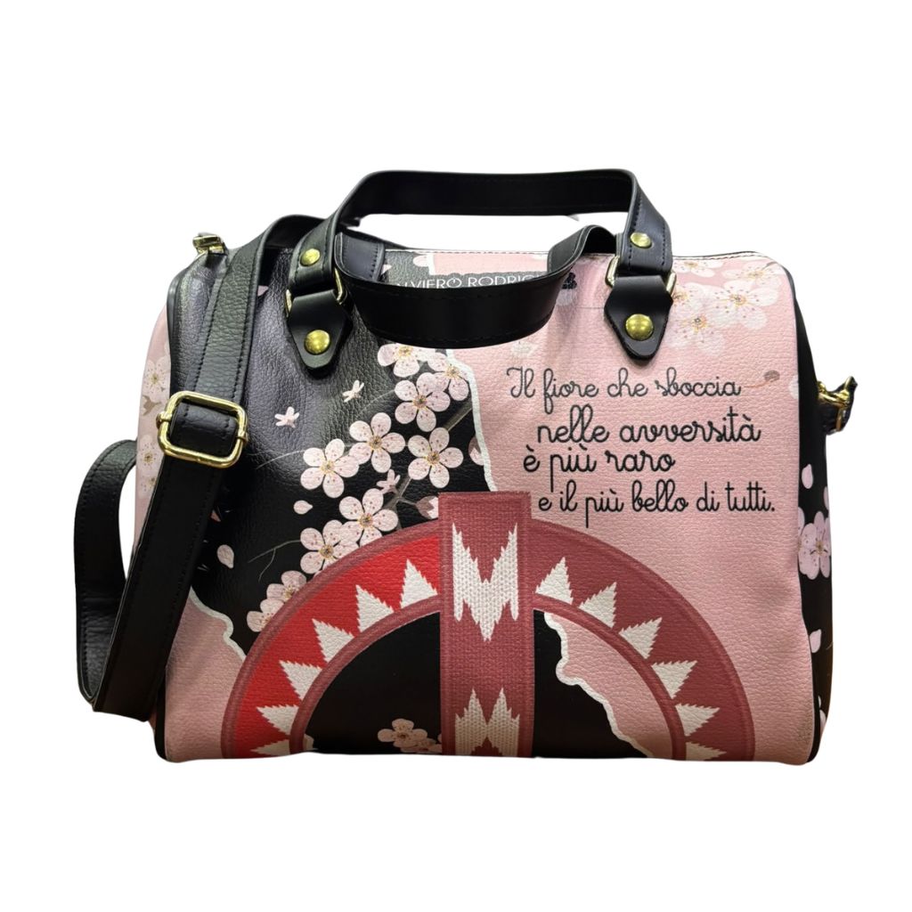 Borsa bauletto rosa e nera con fiori di ciliegio, frase scritta e tracolla
