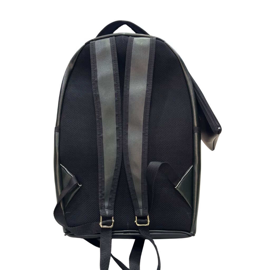 Zaino in ecopelle nero con stampa illustrata, frase sulla corona e pochette abbinata