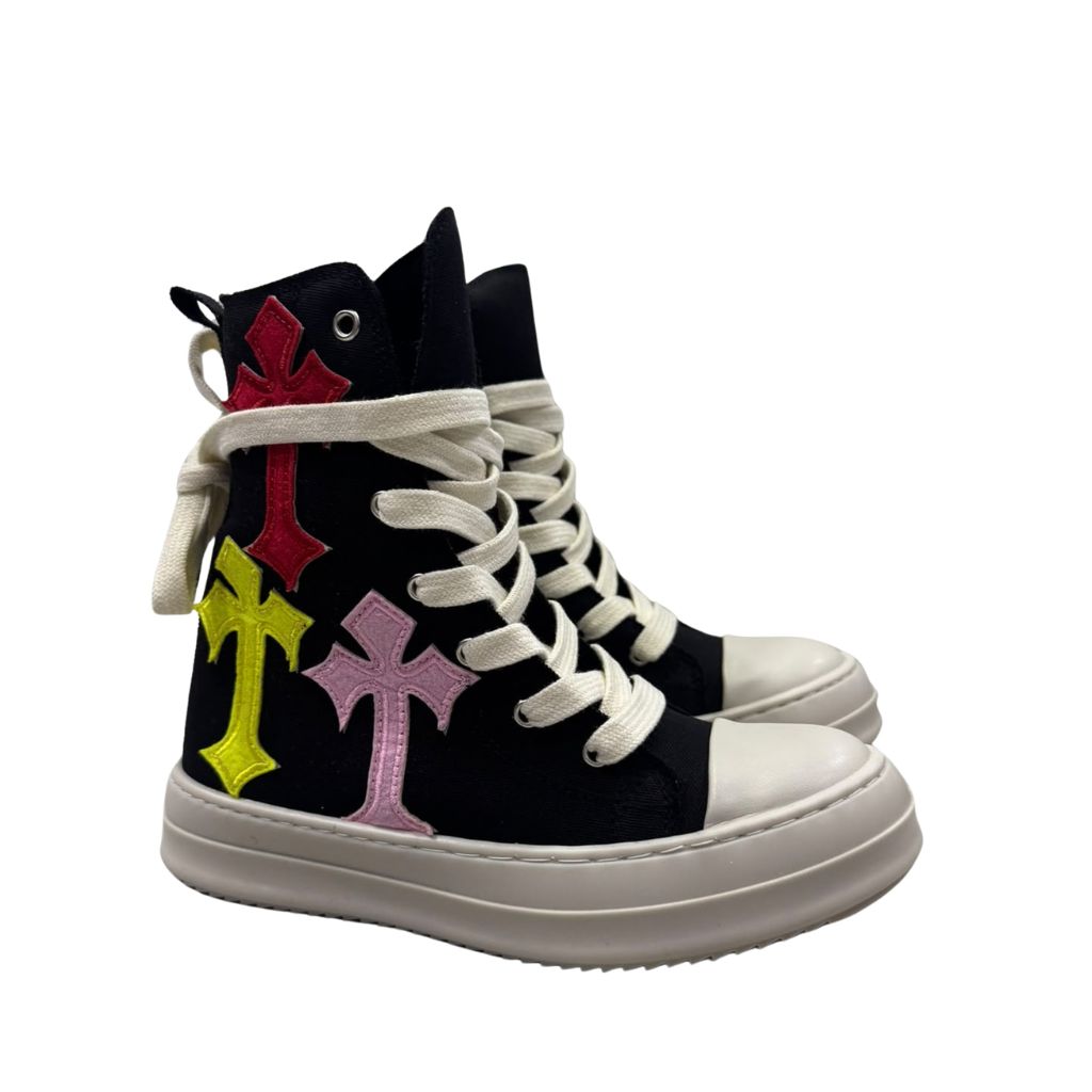 Sneaker alta Censored Croix Patch nera in tela con croci colorate e suola platform panna