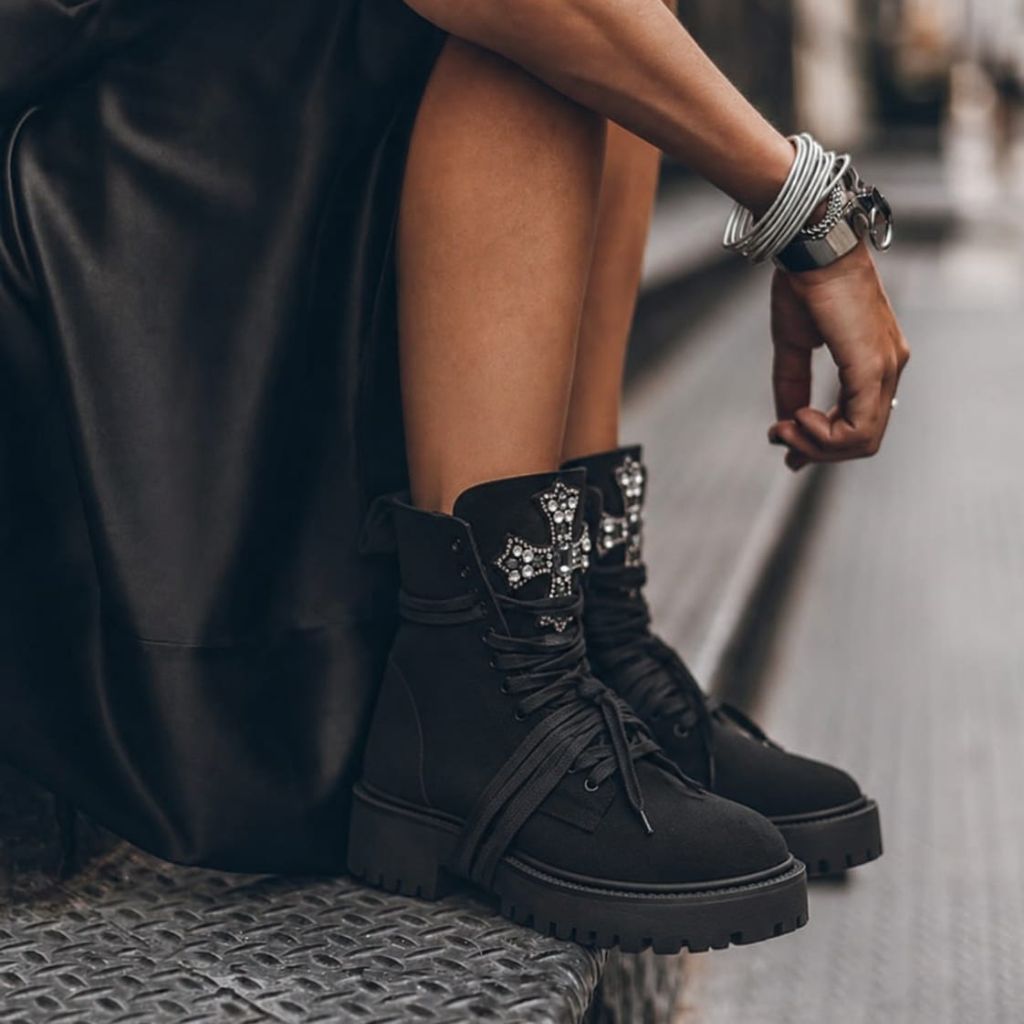 Anfibio Prestige nero camoscio con spilla gioiello e suola platform