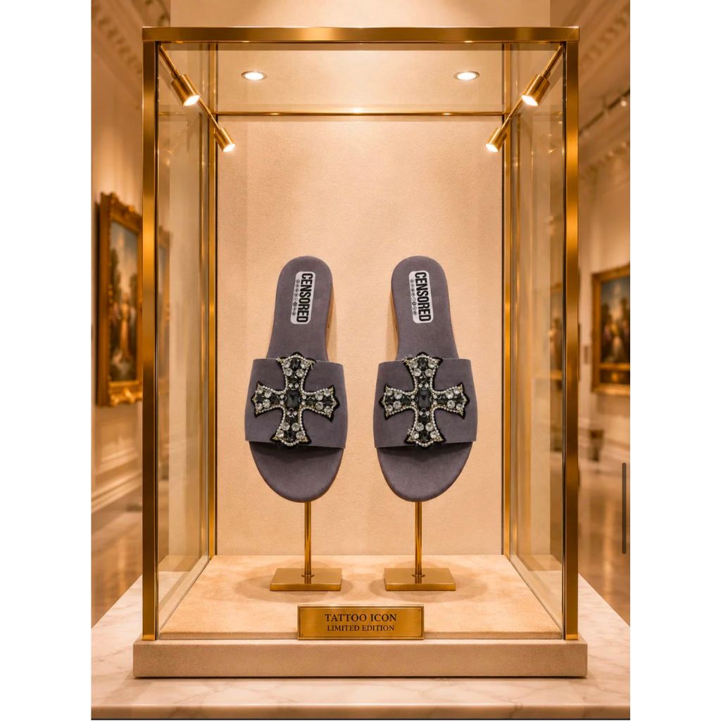 Ciabatta flat suede grigio ardesia con croce maltese in pietra nera e cristalli.