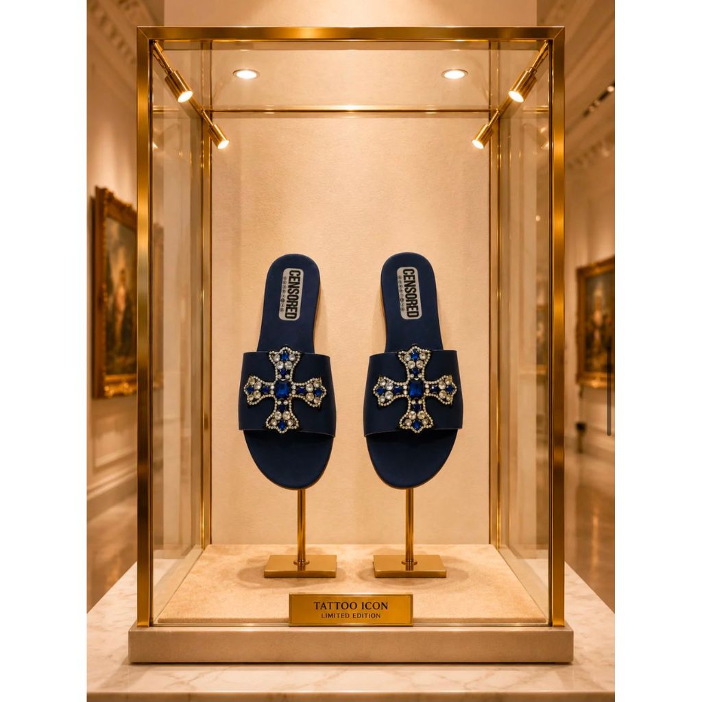Ciabatta flat blu navy con croce maltese in pietre zaffiro e cristalli.