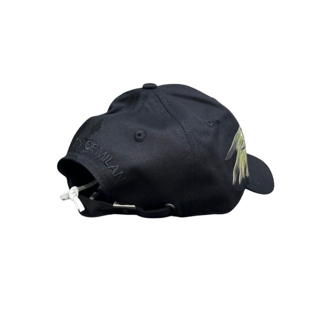 Cappello baseball County of Milan in cotone nero con stampa ali spiegate gialle su fronte e visiera.