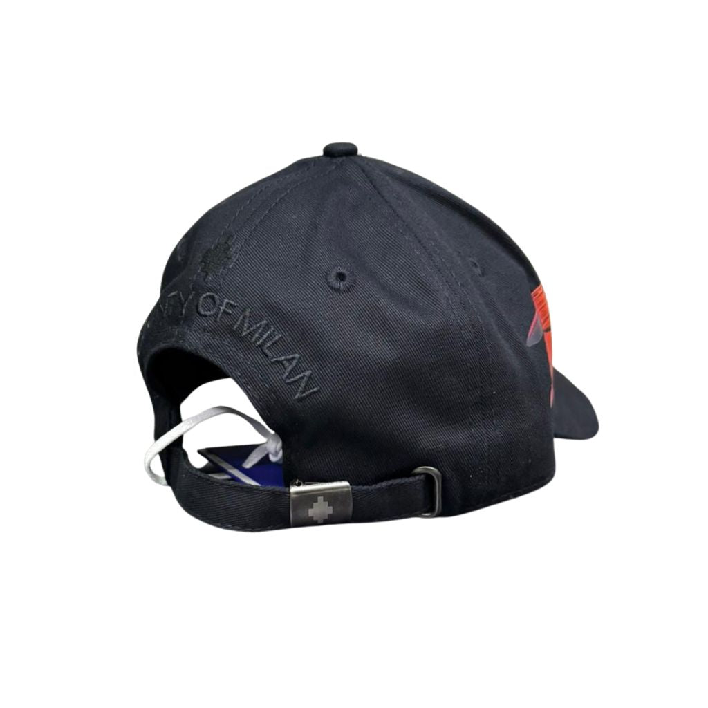 Cappello baseball County of Milan in cotone nero con stampa ali spiegate arcobaleno sul fronte, sfumatura dal rosso al viola.