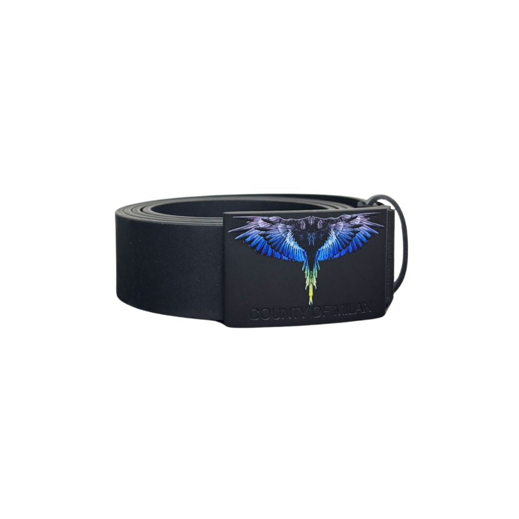 Cintura in pelle nera County of Milan con fibbia quadrata matte con stampa ali blu iridescenti e logo inciso.