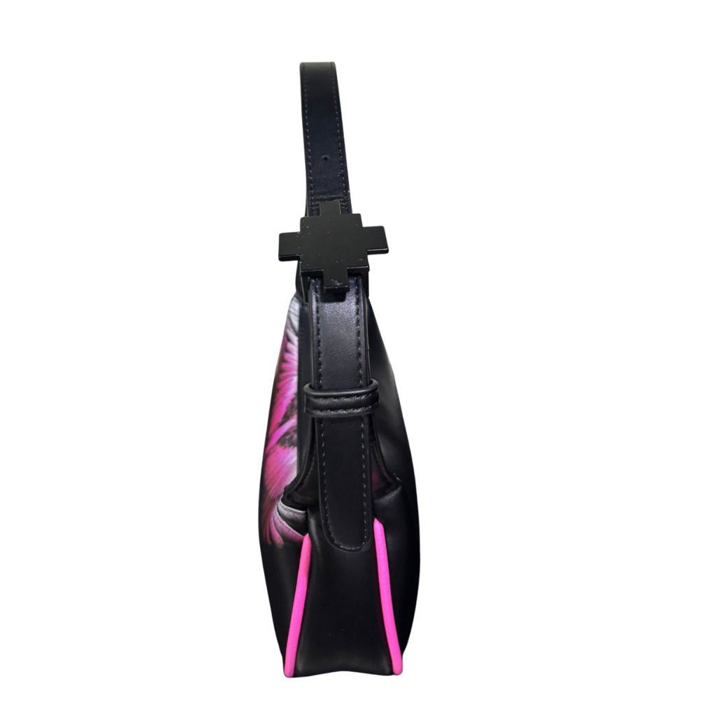 Borsa mezzaluna nera in ecopelle County of Milan con stampa Fuxia Wings, ali viola e fucsia, bordino fucsia e manico regolabile.