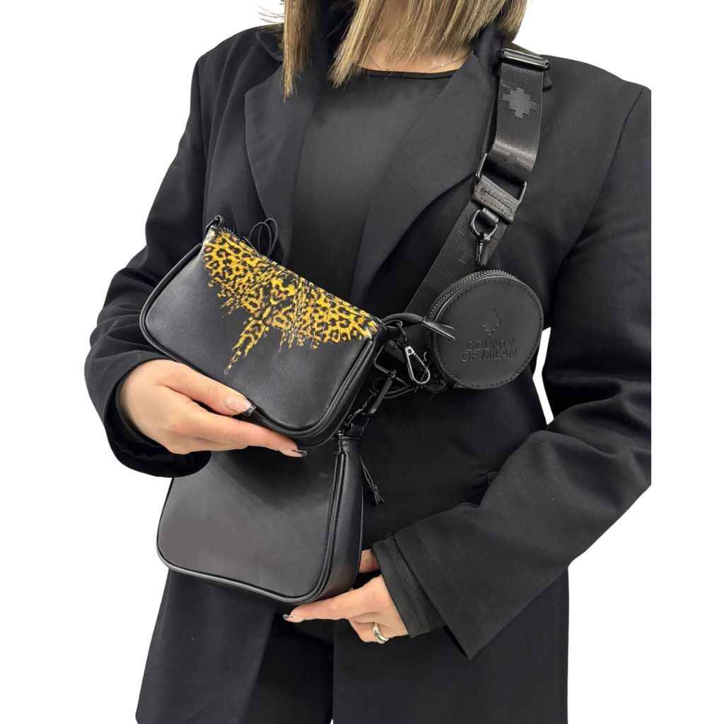 Set borsa 3 in 1 County of Milan in ecopelle nera con pochette rimovibile stampa Leopard Wings oro e portamonete tondo con logo sulla tracolla.
