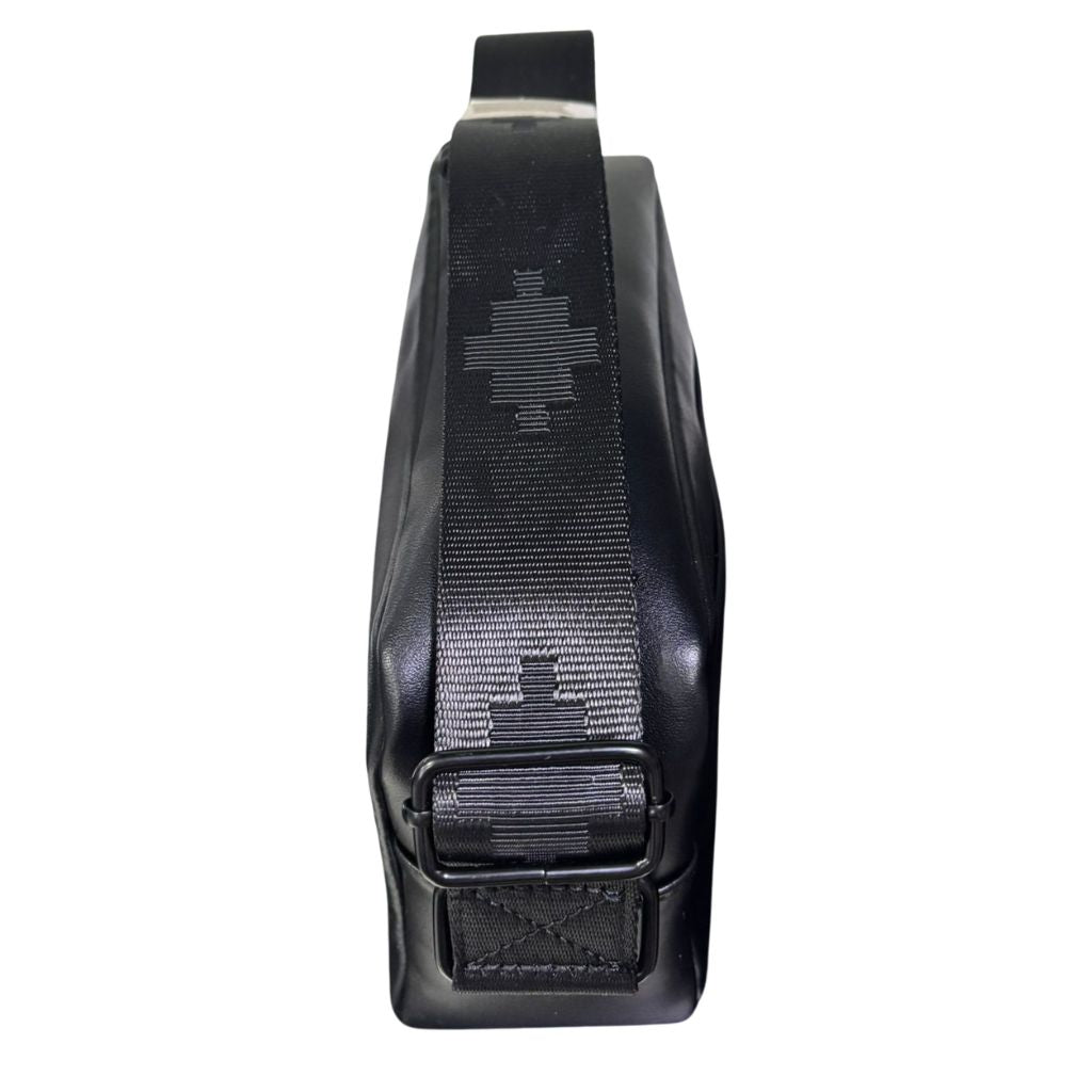 Borsello tracolla uomo County of Milan nero ecopelle liscia logo bianco tasca retro chiappa tracolla regolabile