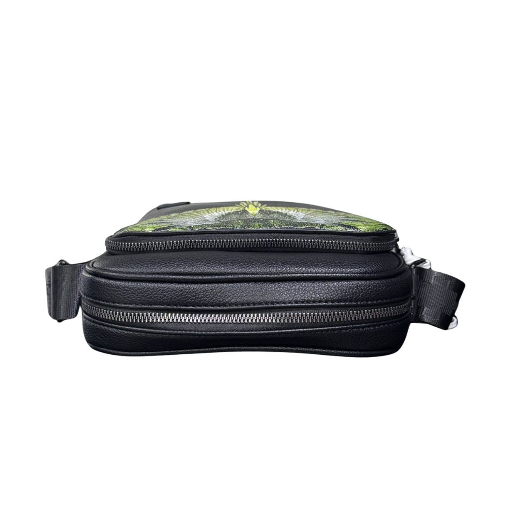 Borsello tracolla uomo County of Milan nero ecopelle con stampa Wings verde giallo e tracolla nylon logata