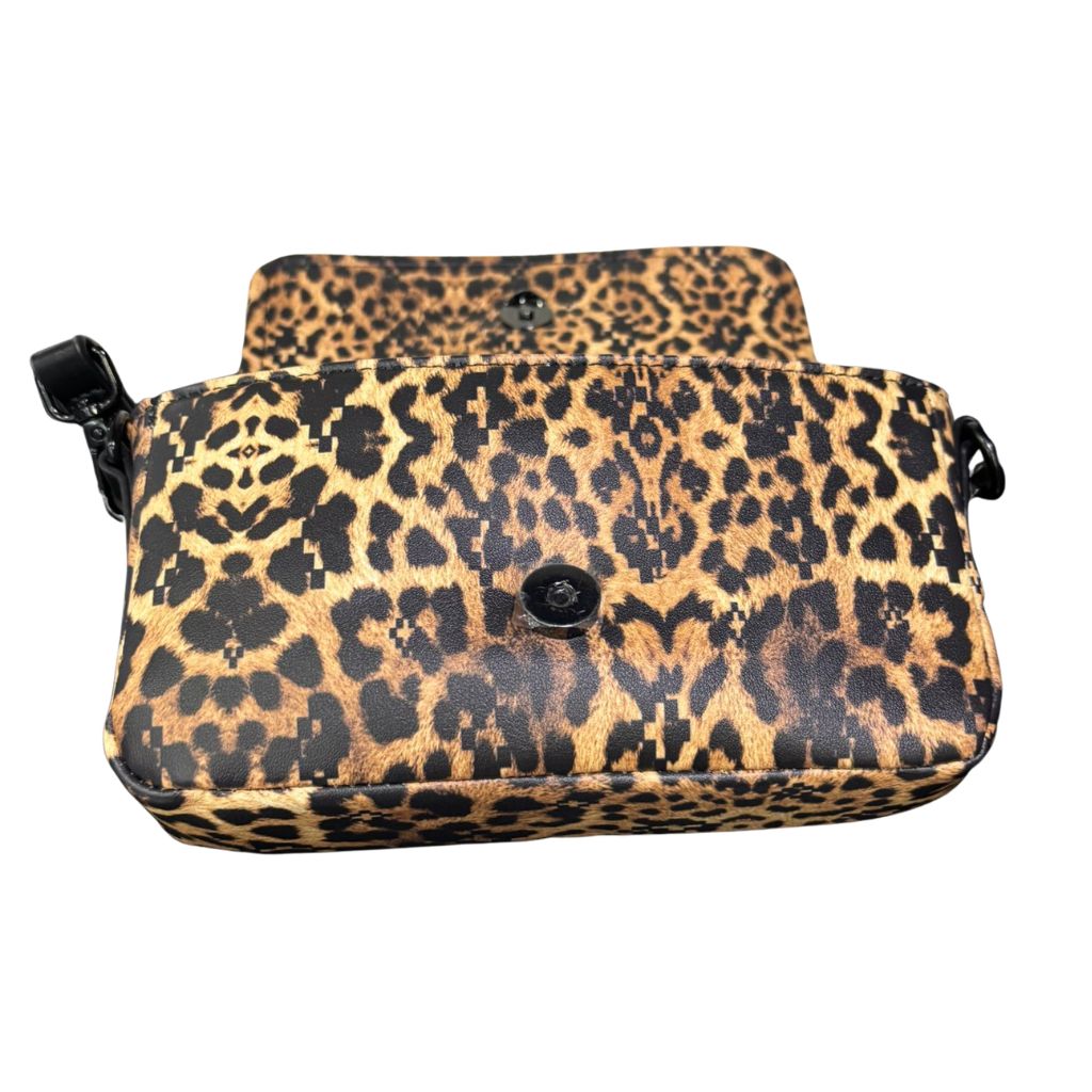 Mini bag in ecopelle liscia County of Milan con stampa leopardata all-over, logo croce nera in rilievo e tracolla nera regolabile.