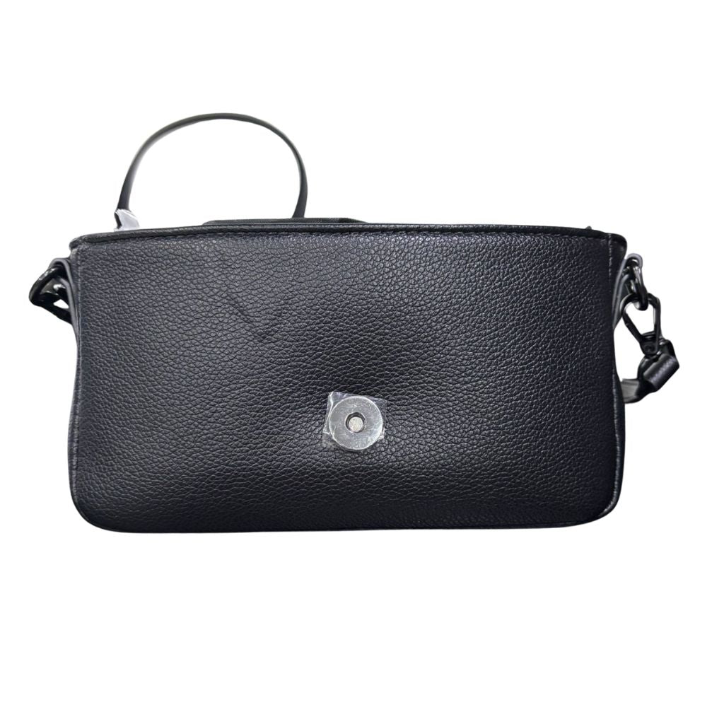 Mini bag nera in ecopelle bottalata County of Milan con logo croce in rilievo tono su tono, tracolla regolabile e chiusura a patta.