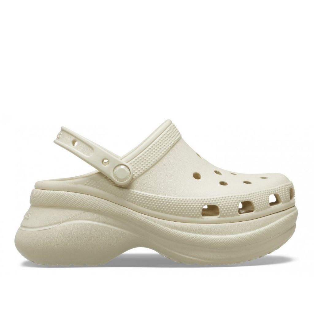 Zoccolo Crocs Classic Bae beige con suola platform e cinturino al tallone