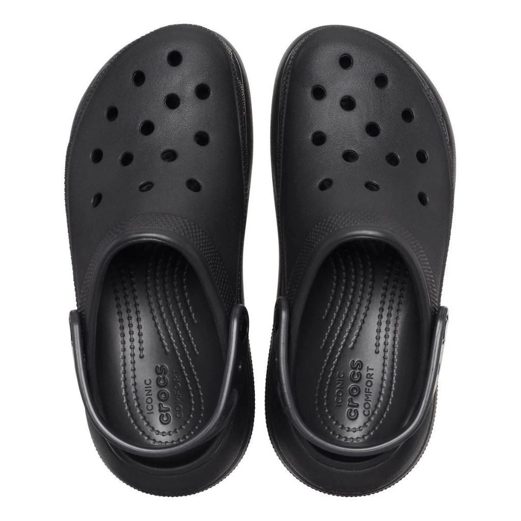 Zoccolo Crocs Classic Crush nero con suola platform arrotondata e cinturino al tallone