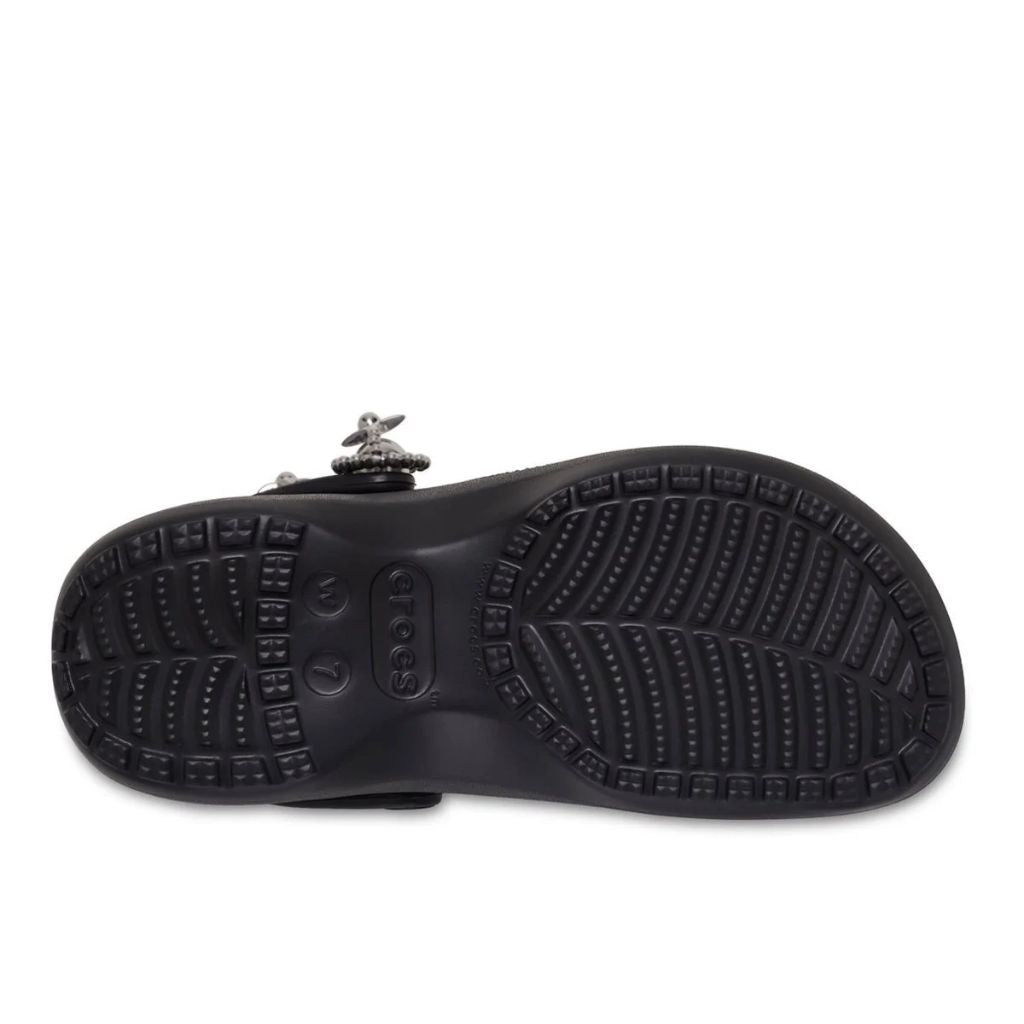 Zoccolo Crocs nero con zeppa, charm a forma di stella e cinturino decorato