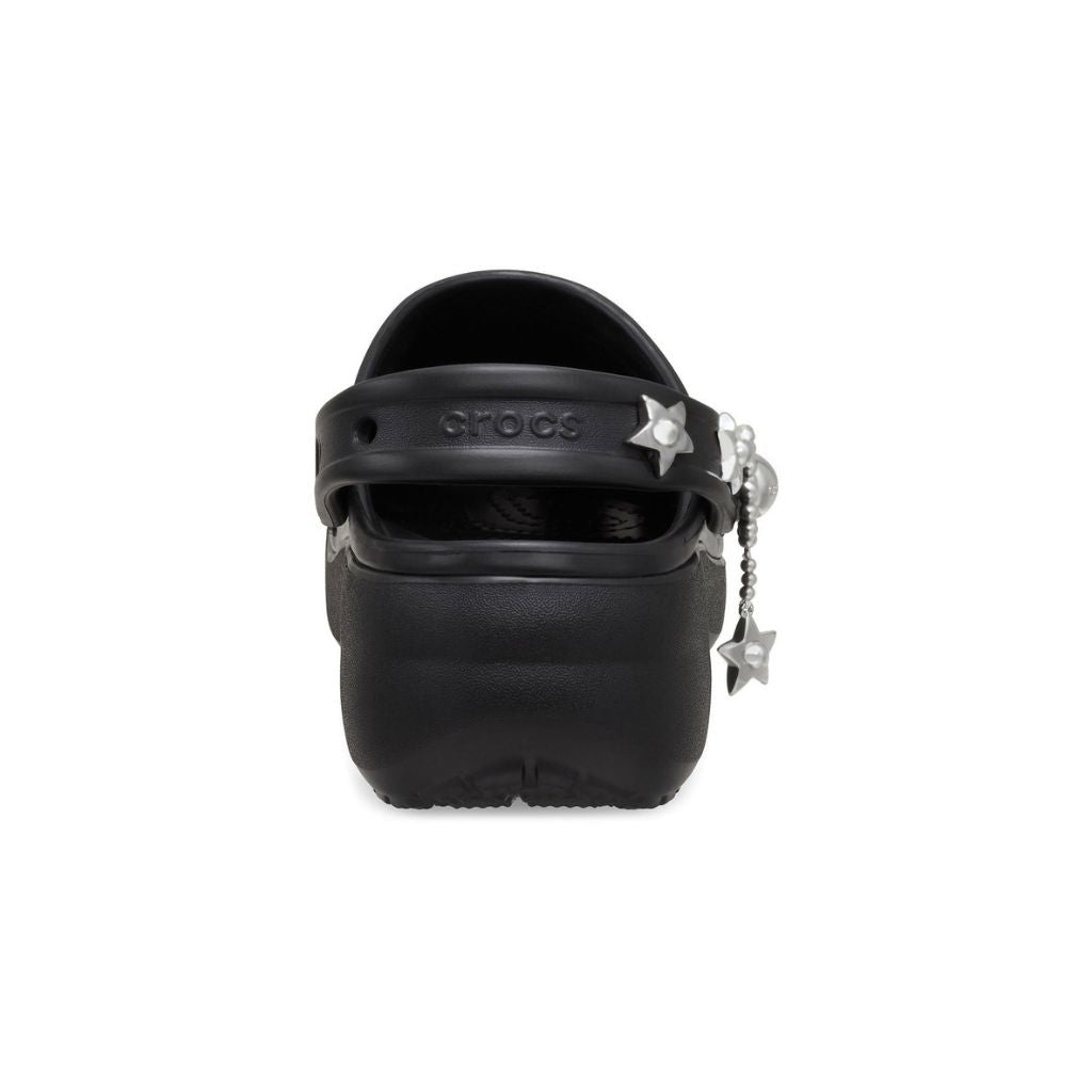 Zoccolo Crocs nero con zeppa, charm a forma di stella e cinturino decorato