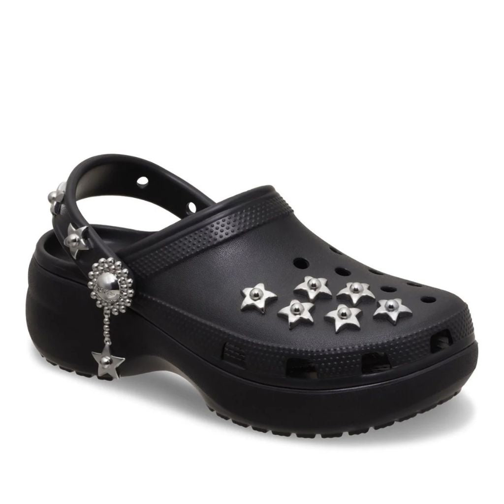 Zoccolo Crocs nero con zeppa, charm a forma di stella e cinturino decorato