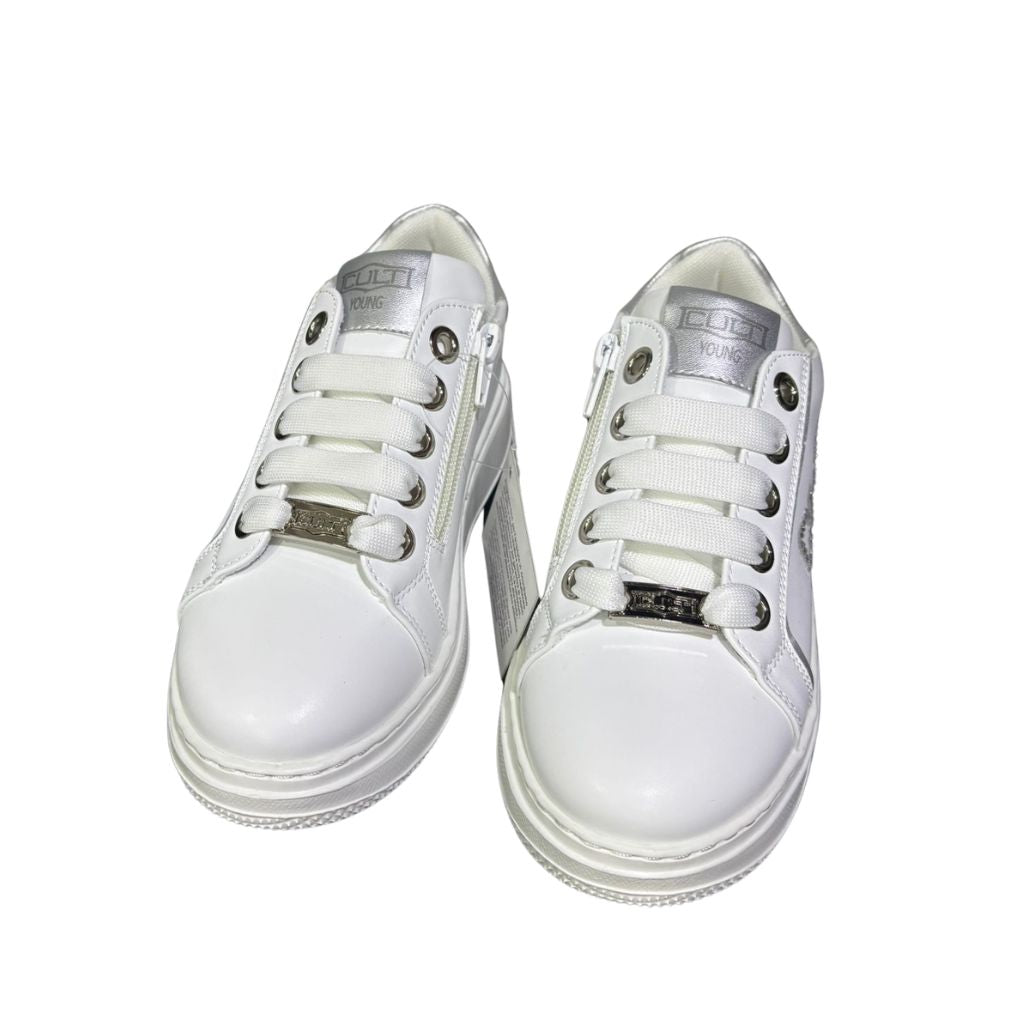 Sneaker Cult T510 in ecopelle bianca con inserti argento, logo laterale in brillantini, lacci bianchi e cerniera interna funzionale.