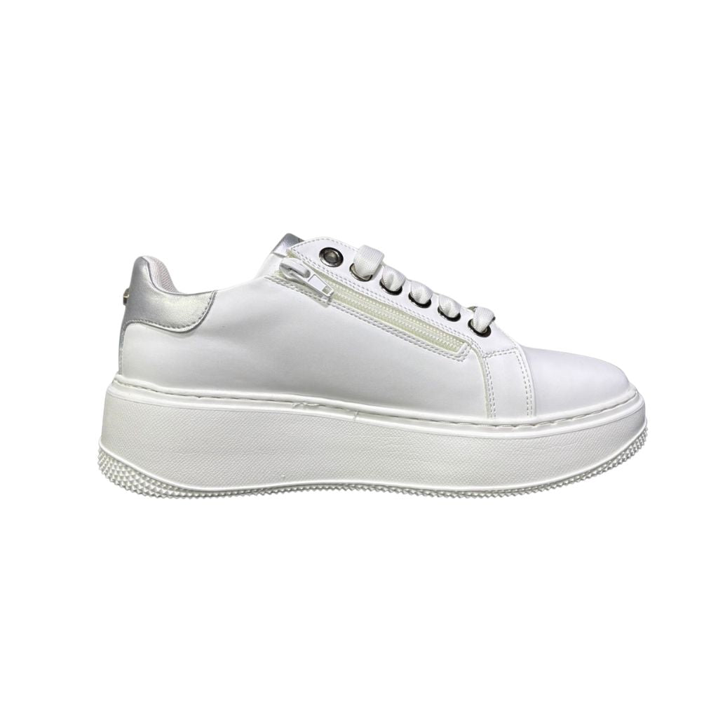 Sneakers bianche Cult in ecopelle con dettagli argento, logo laterale impreziosito da brillantini. Cerniera interna funzionale e logo sulla suola spessa.