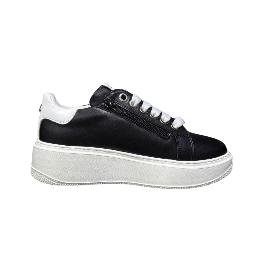 Sneaker Cult in ecopelle nera con inserti bianchi, logo laterale impreziosito da brillantini, lacci bianchi e cerniera funzionale sul lato interno.