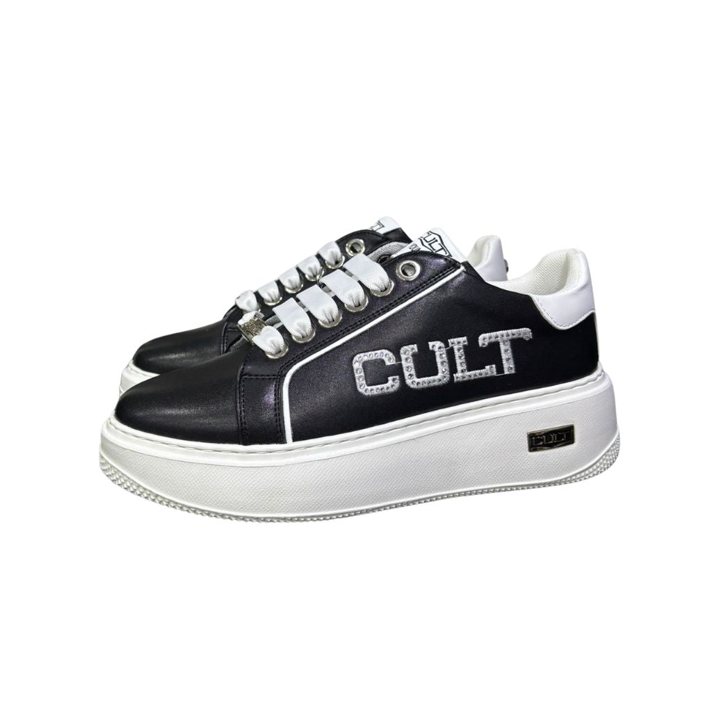 Sneaker Cult in ecopelle nera con inserti bianchi, logo laterale impreziosito da brillantini, lacci bianchi e cerniera funzionale sul lato interno.
