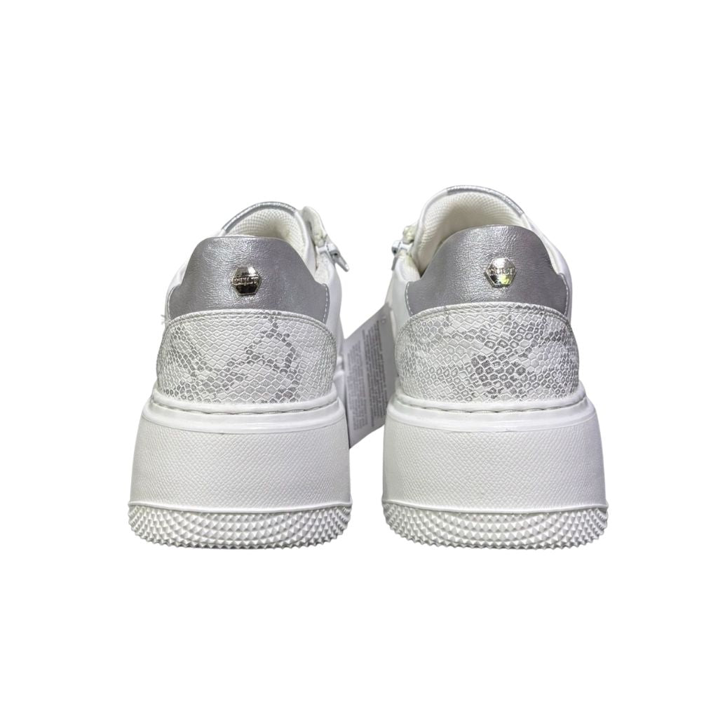 Sneakers bianche Cult in ecopelle con dettagli argento, tallone con stampa pitonata e cerniera interna.