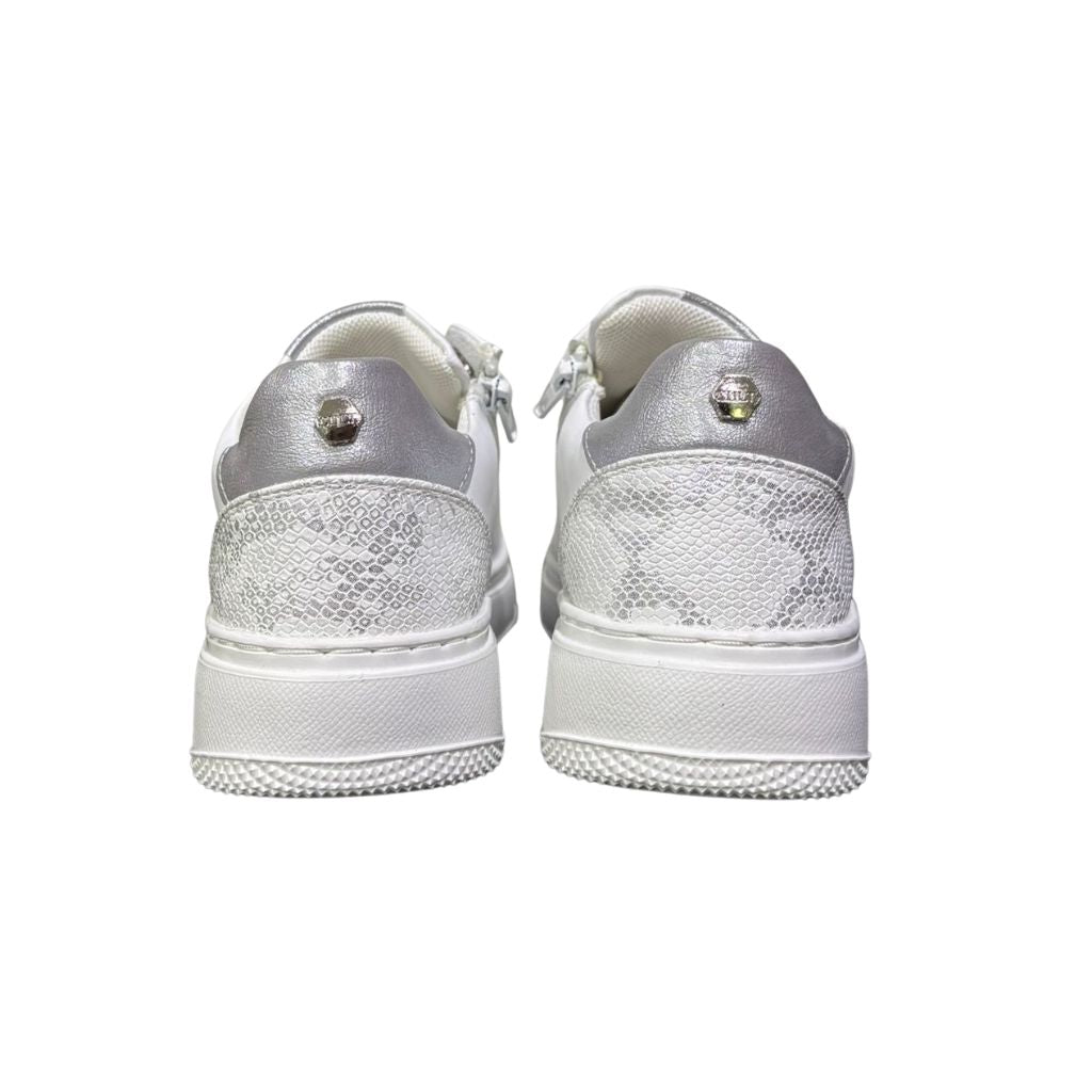 Sneakers da bambina bianche brand Cult in ecopelle, con dettaglio tallone pitonato, inserti argento e cerniera laterale interna per una calzata facilitata.