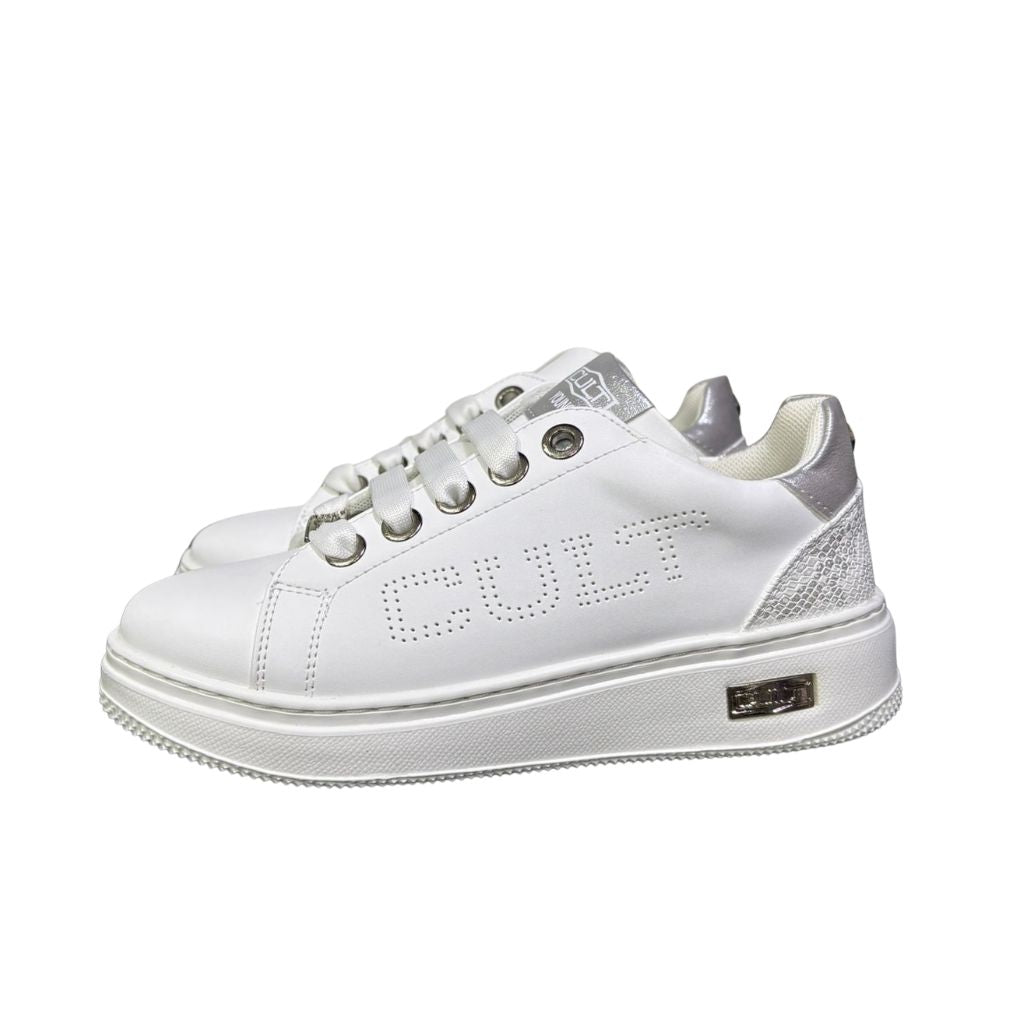 Sneakers da bambina bianche brand Cult in ecopelle, con dettaglio tallone pitonato, inserti argento e cerniera laterale interna per una calzata facilitata.