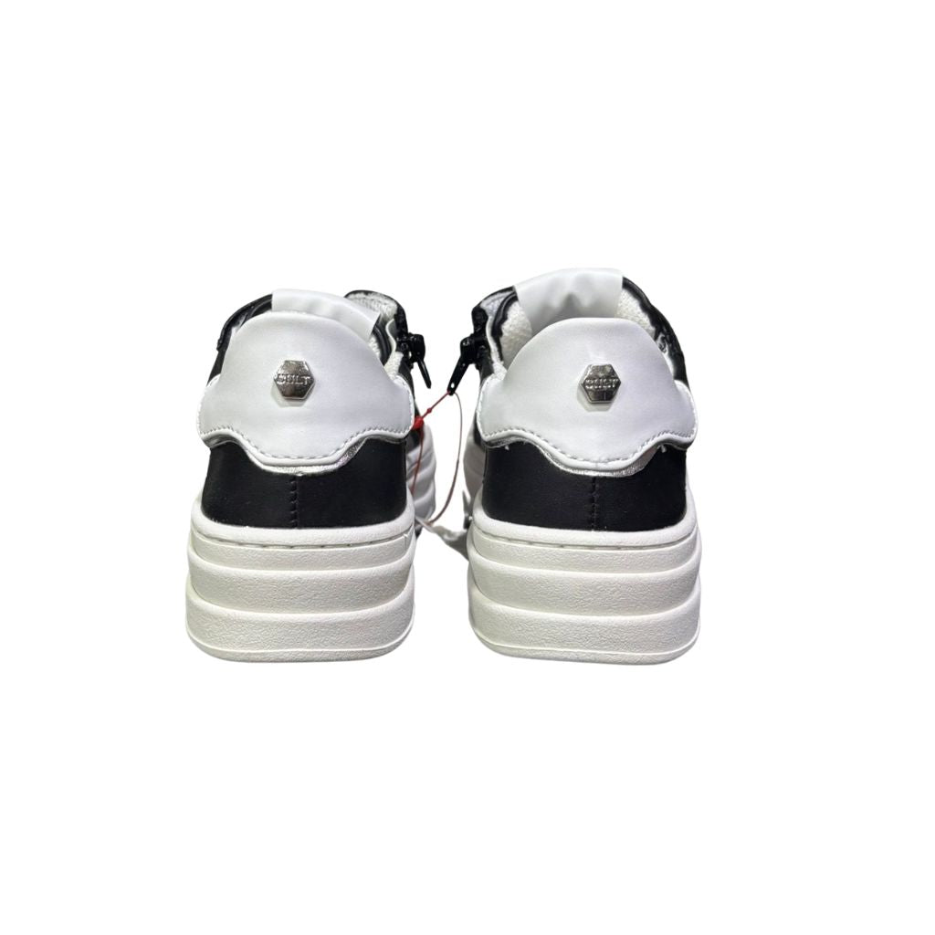 Sneaker in ecopelle nera con lacci e suola bianchi, caratterizzata da una cerniera laterale interna e logo minimalista sul fianco.