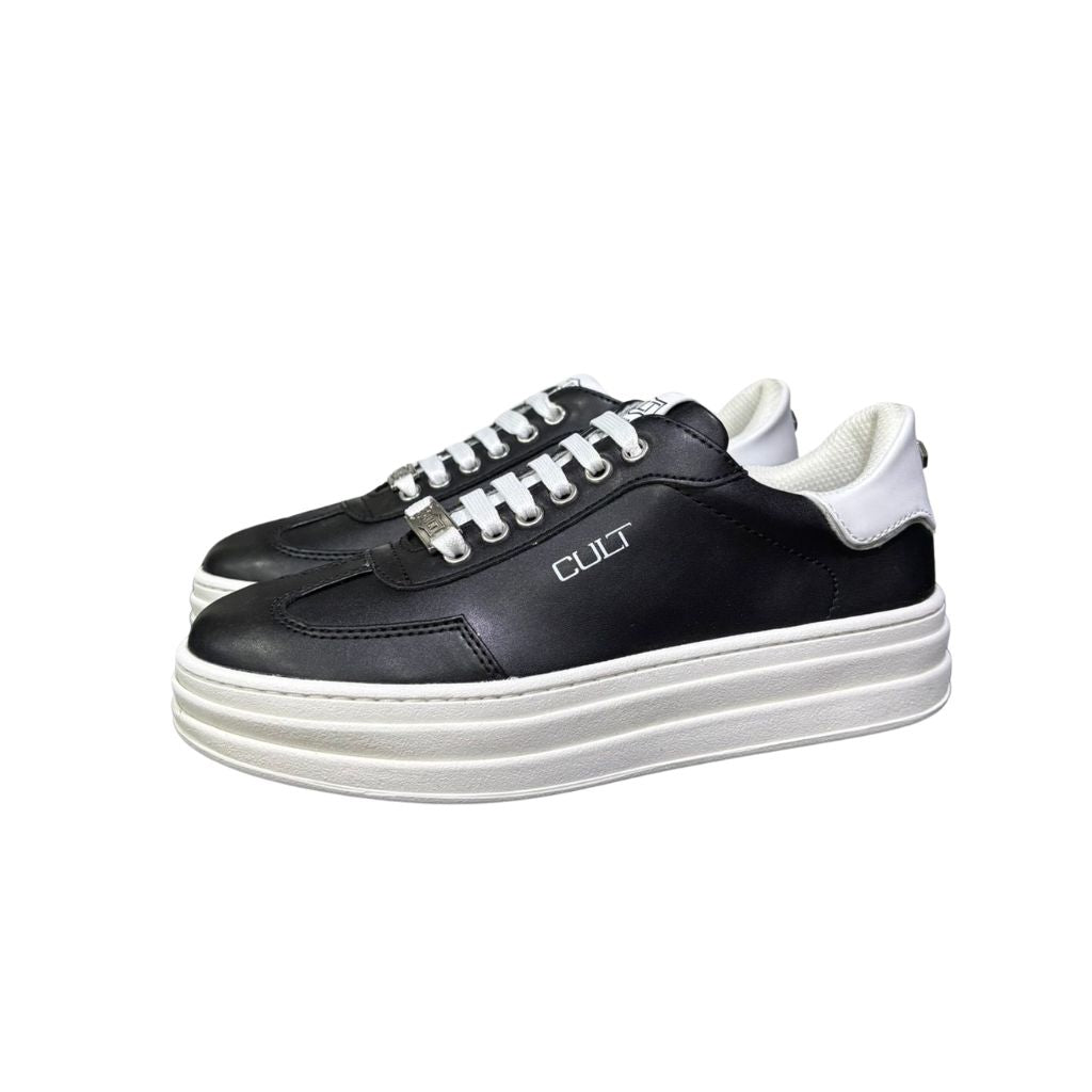 Sneaker Cult T541 in ecopelle nera con dettagli e suola bianchi, logo laterale e cerniera interna per una calzata facilitata.