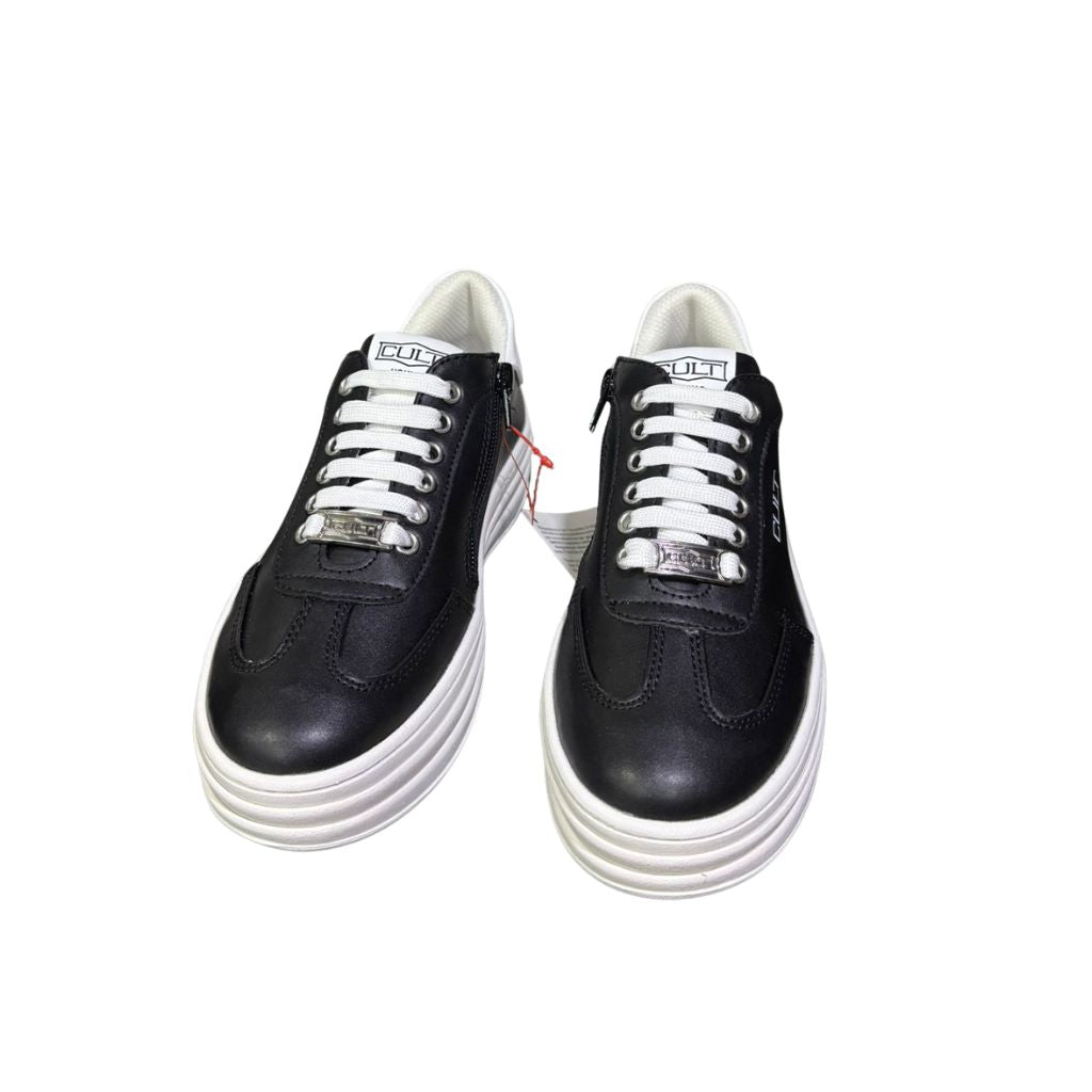 Sneaker Cult T541 in ecopelle nera con dettagli e suola bianchi, logo laterale e cerniera interna per una calzata facilitata.