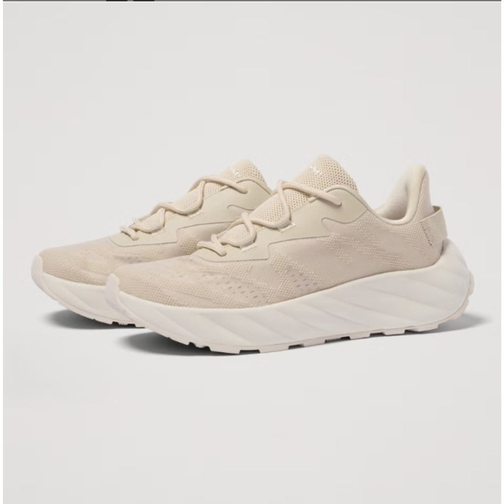 Sneakers da donna Ellesse Alba color beige e panna con tomaia in mesh e suede, suola spessa sagomata e lacci abbinati.