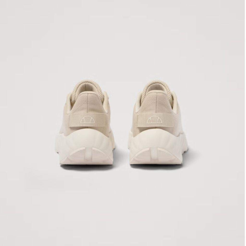 Sneakers da donna Ellesse Alba color beige e panna con tomaia in mesh e suede, suola spessa sagomata e lacci abbinati.