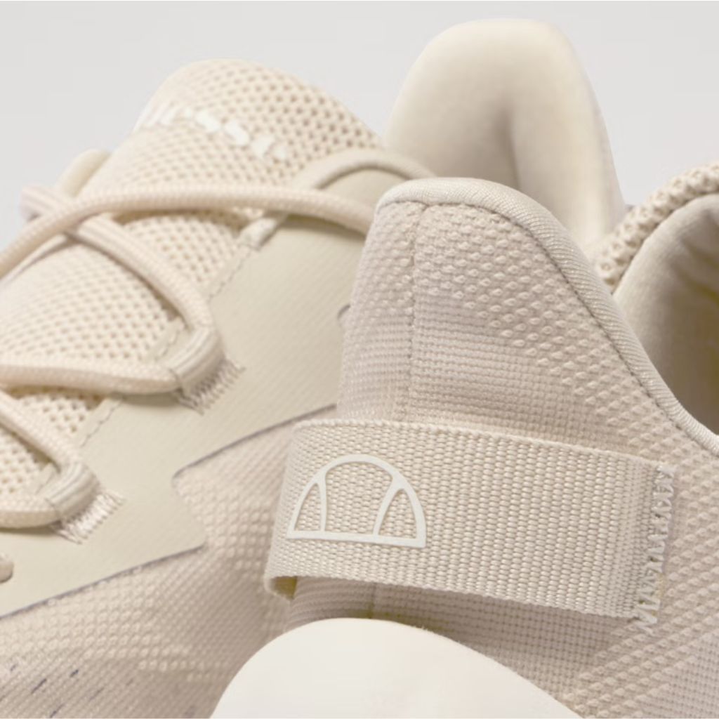 Sneakers da donna Ellesse Alba color beige e panna con tomaia in mesh e suede, suola spessa sagomata e lacci abbinati.
