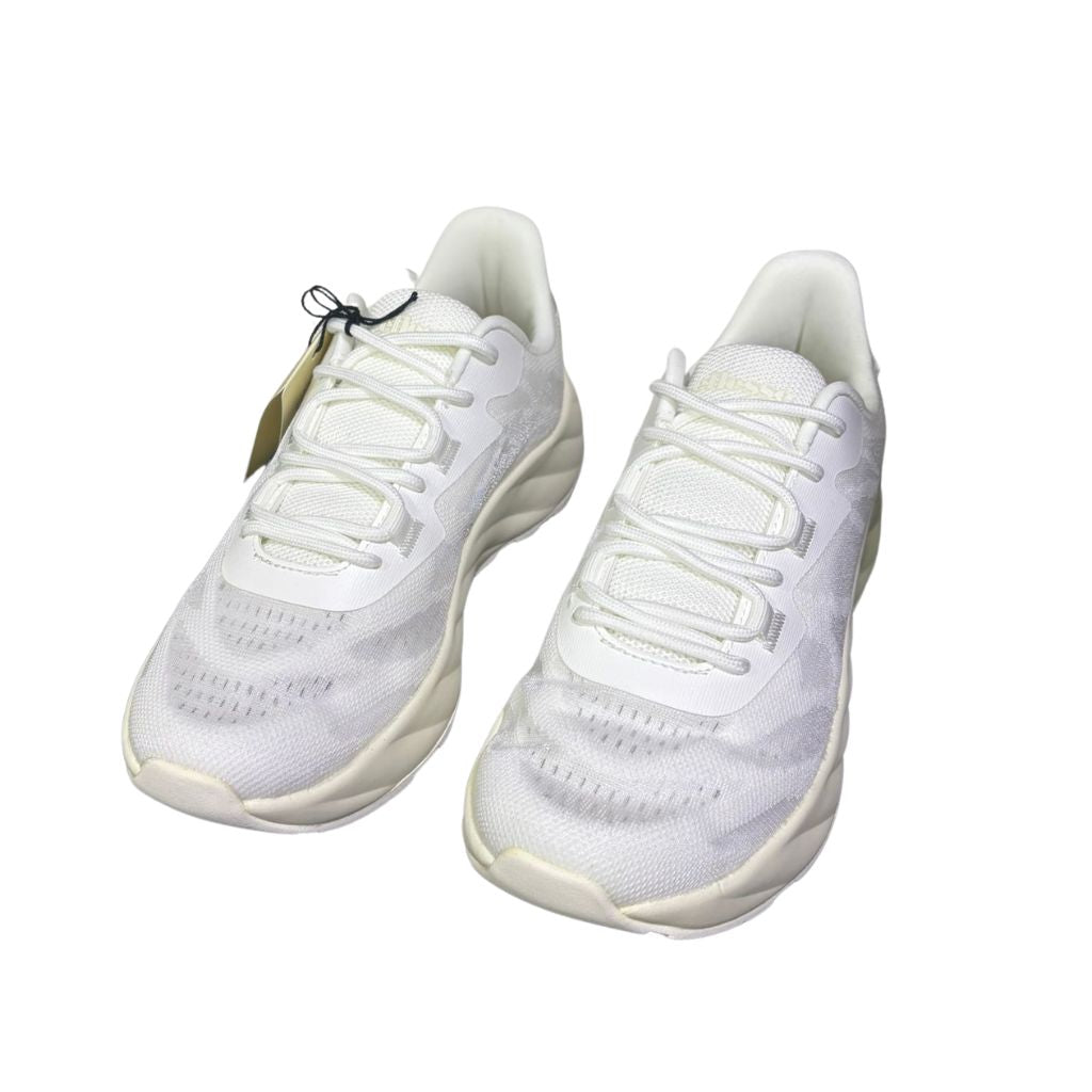 Sneakers da donna Ellesse Alba color bianco con tomaia in mesh, suola spessa sagomata e lacci abbinati.