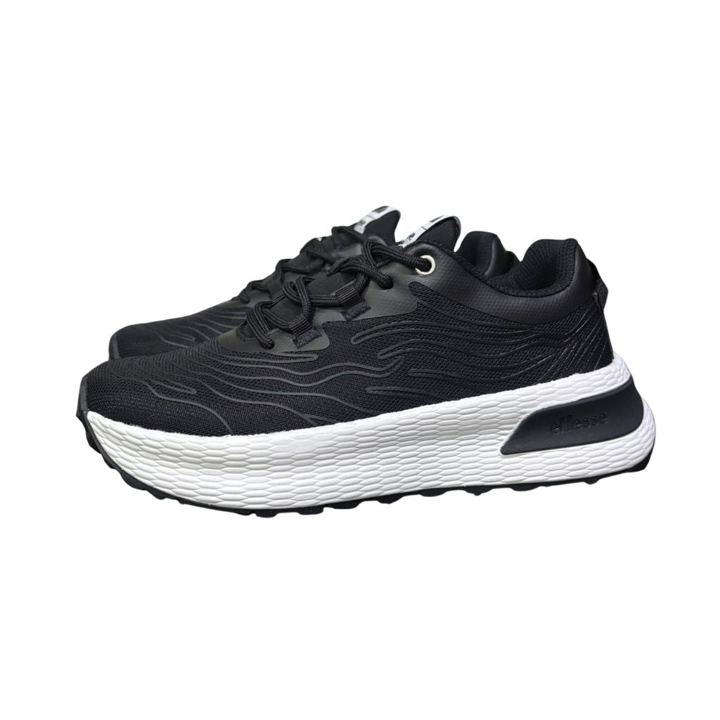 Sneakers da donna Ellesse Kelsie in mesh tecnico nero con suola chunky strutturata e lacci coordinati.