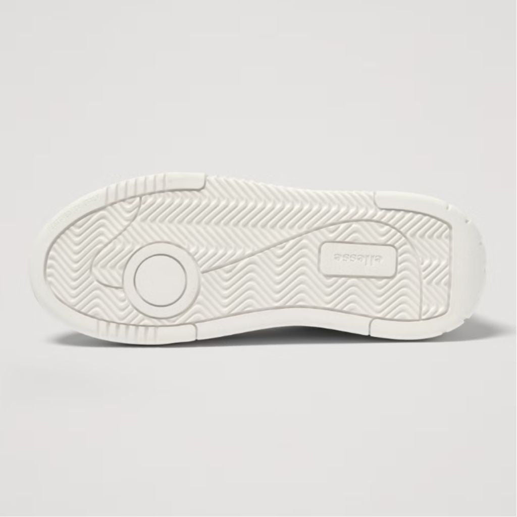 Sneakers unisex Ellesse LS914 in pelle colore bianco con lacci coordinati e logo Ellesse sulla linguetta.