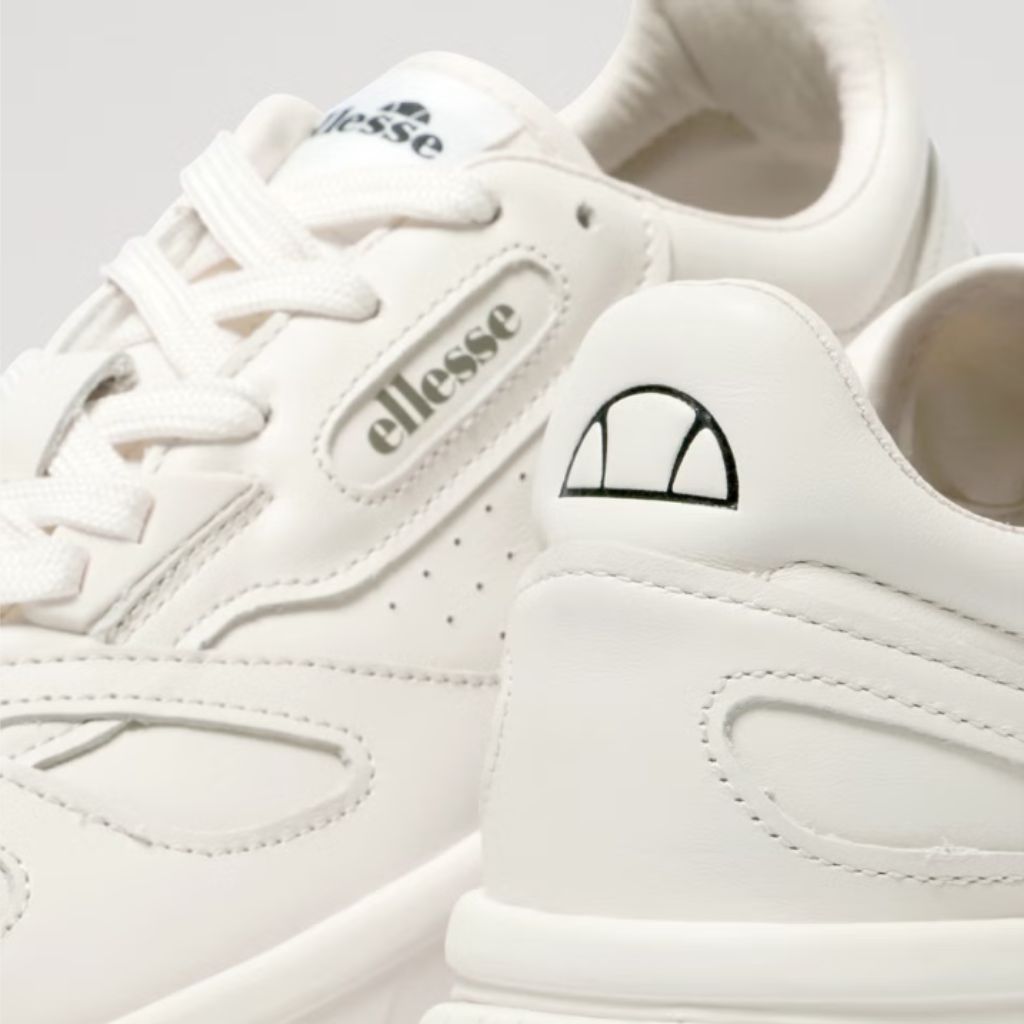Sneakers unisex Ellesse LS914 in pelle colore bianco con lacci coordinati e logo Ellesse sulla linguetta.