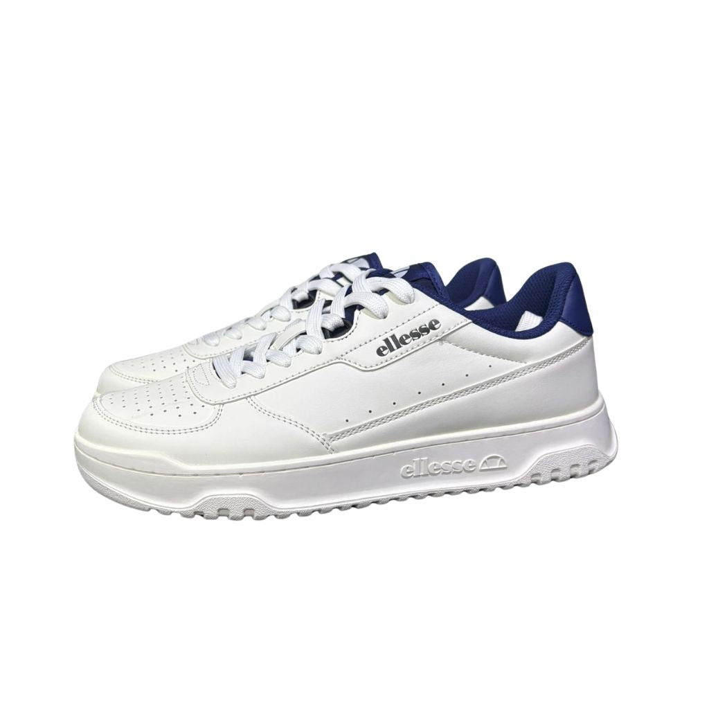 Sneakers basse Ellesse Mat in pelle bianca con inserti blu scuro sul tallone, logo Ellesse esteso sul lato e suola piatta in gomma.