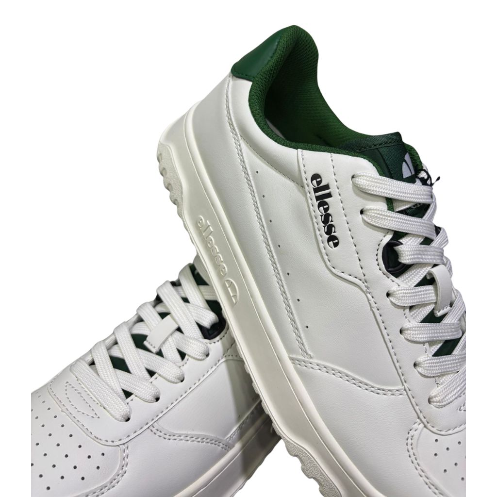 Sneakers basse Ellesse Mat in pelle bianca con inserti verdi, logo Ellesse esteso sul lato e suola piatta in gomma.